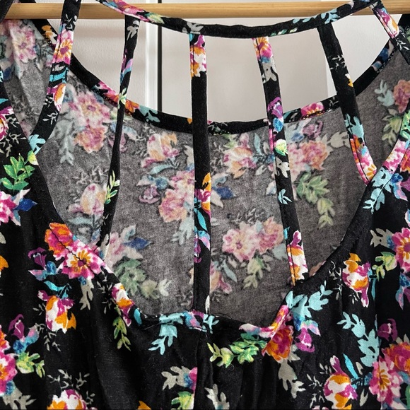 Floral covered soft black top - Picture 5 of 6